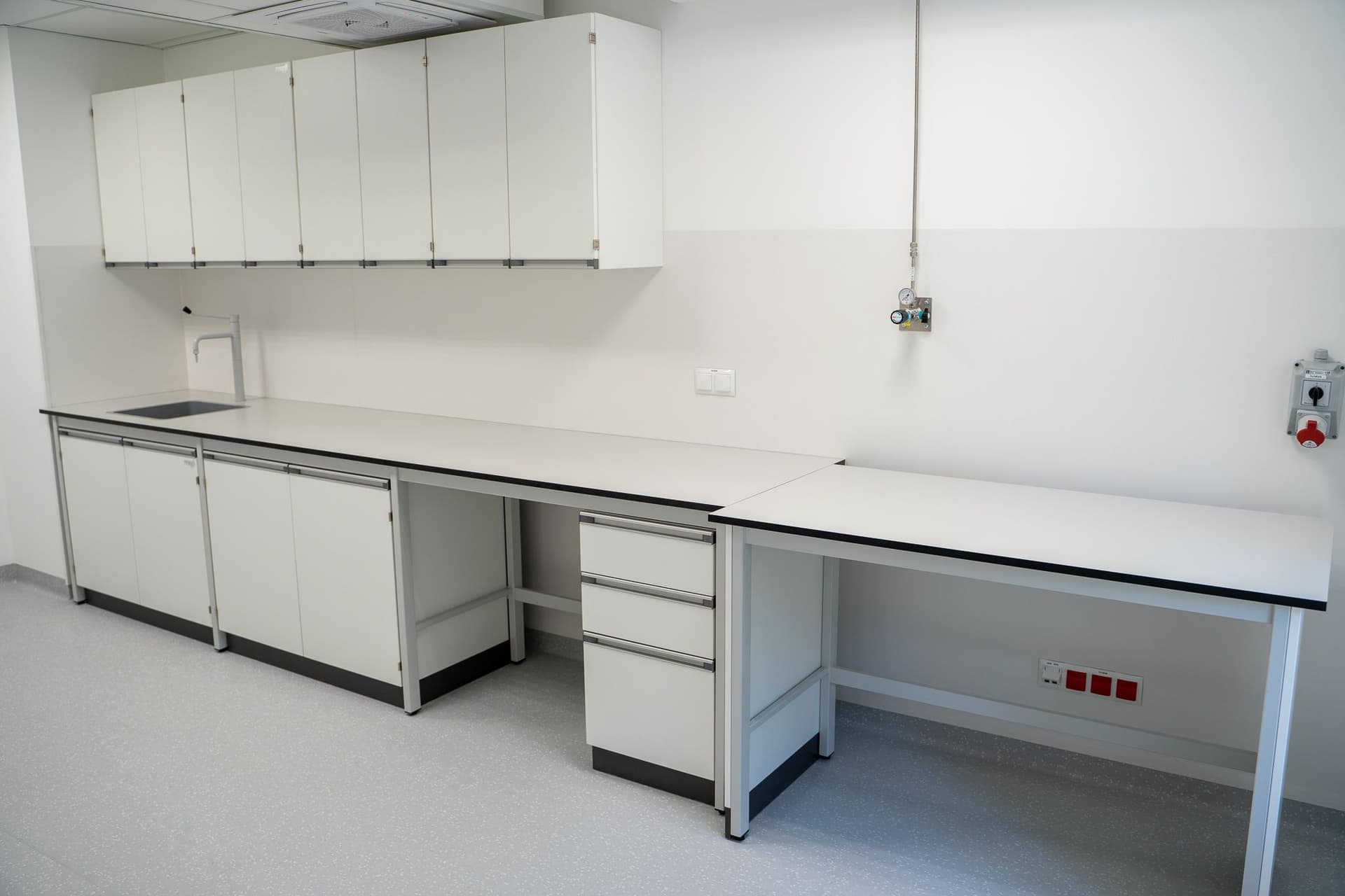 Anti-vibration table: how to choose the design and protect the measurement