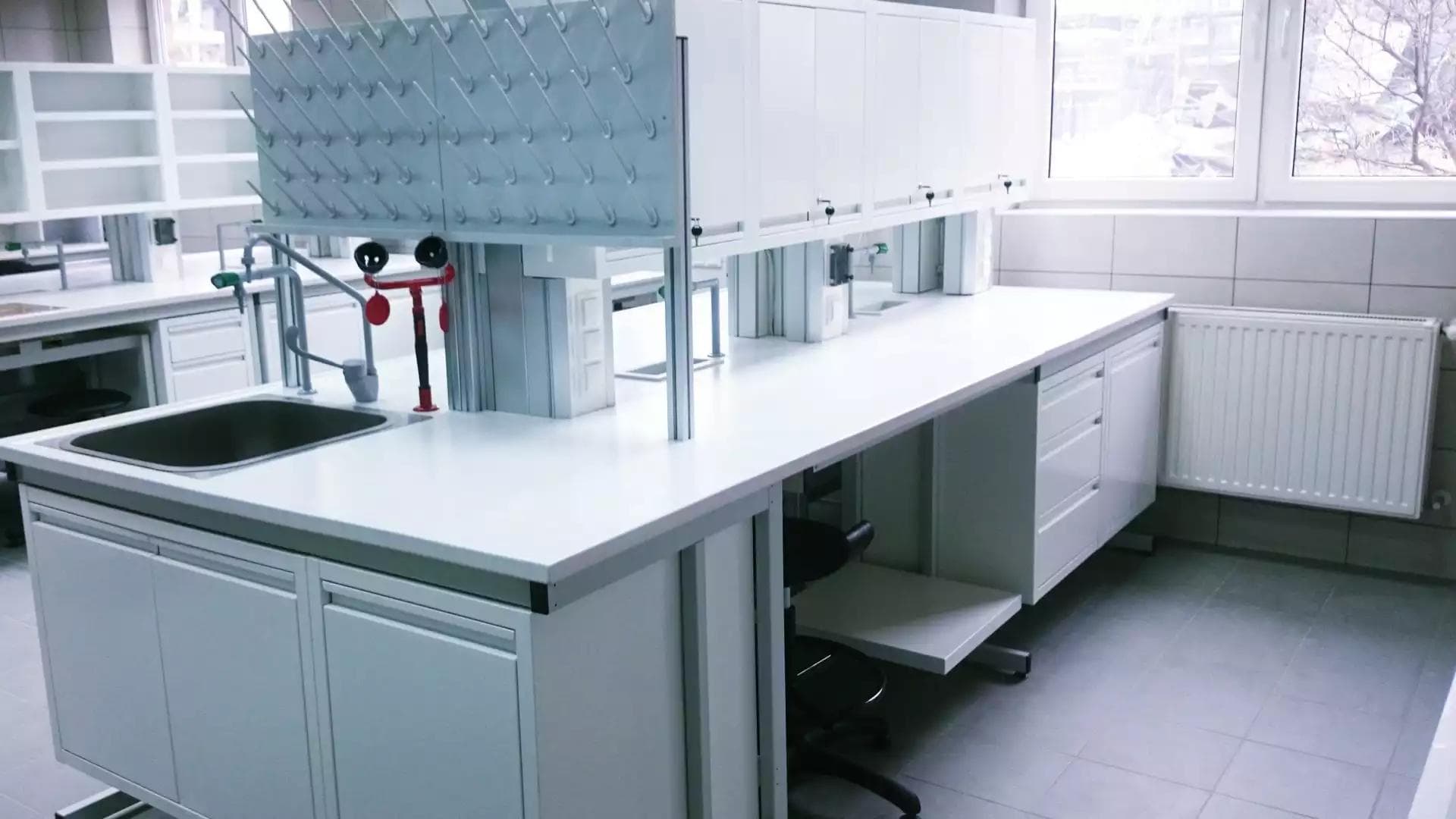 Workplace arrangement in the laboratory - ergonomics and space organization