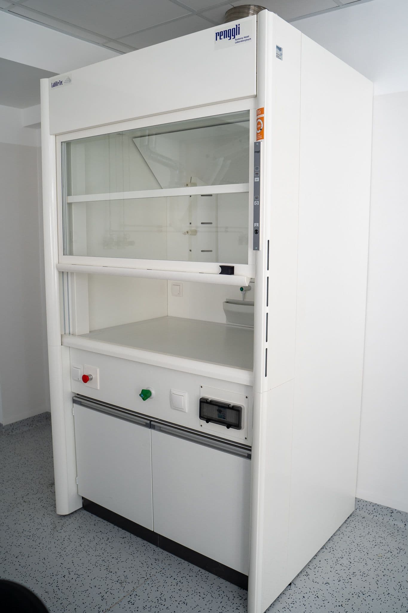 Laboratory fume hood – how to choose the right model for the type of research and applicable standards?