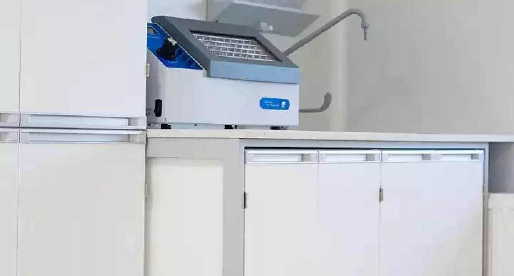 Projektowanie laboratorium pod konkretną aparaturę - dlaczego warto zacząć od technologii, a nie od mebli?