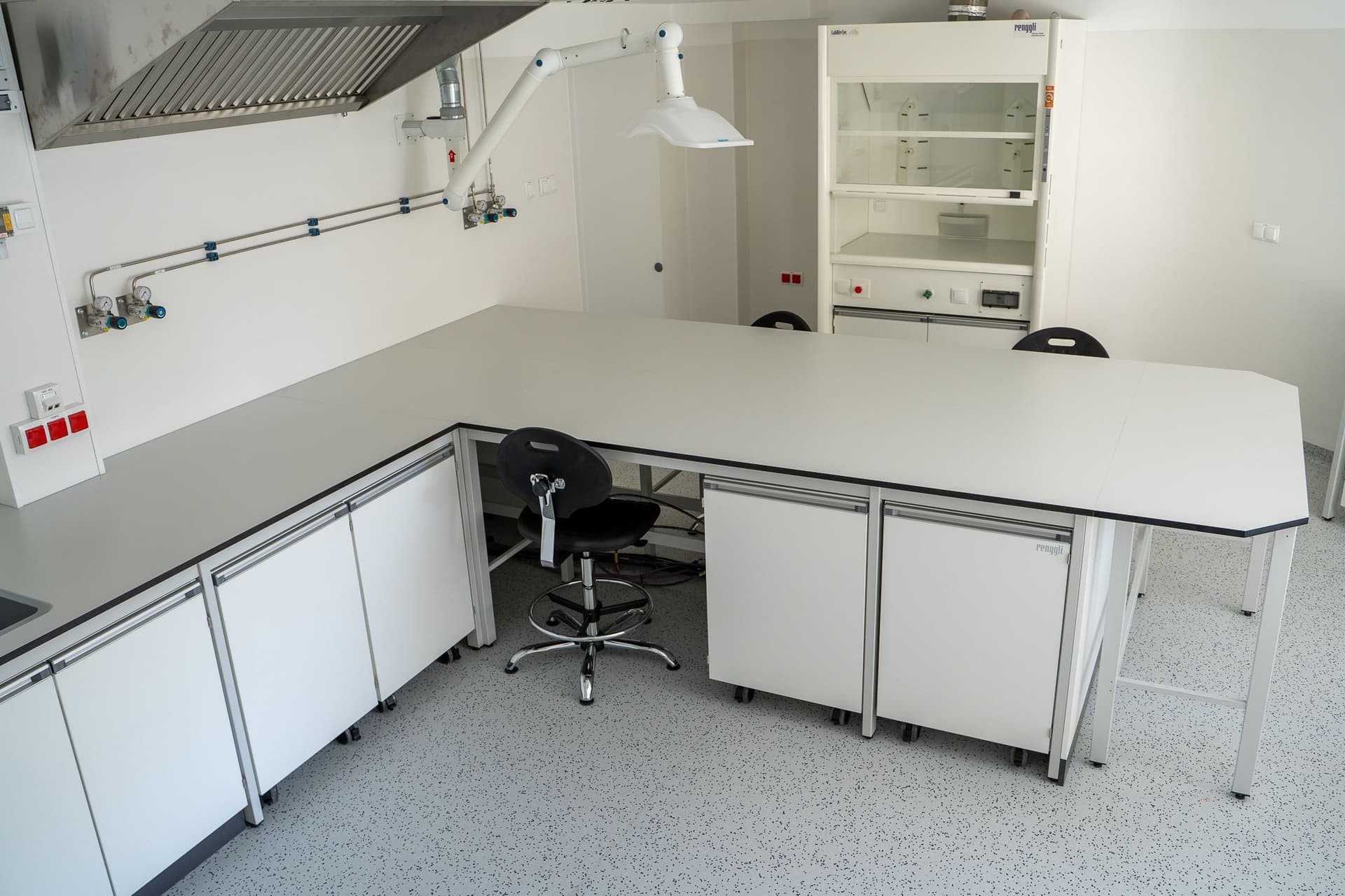 How to take care of laboratory worktops to extend their life?