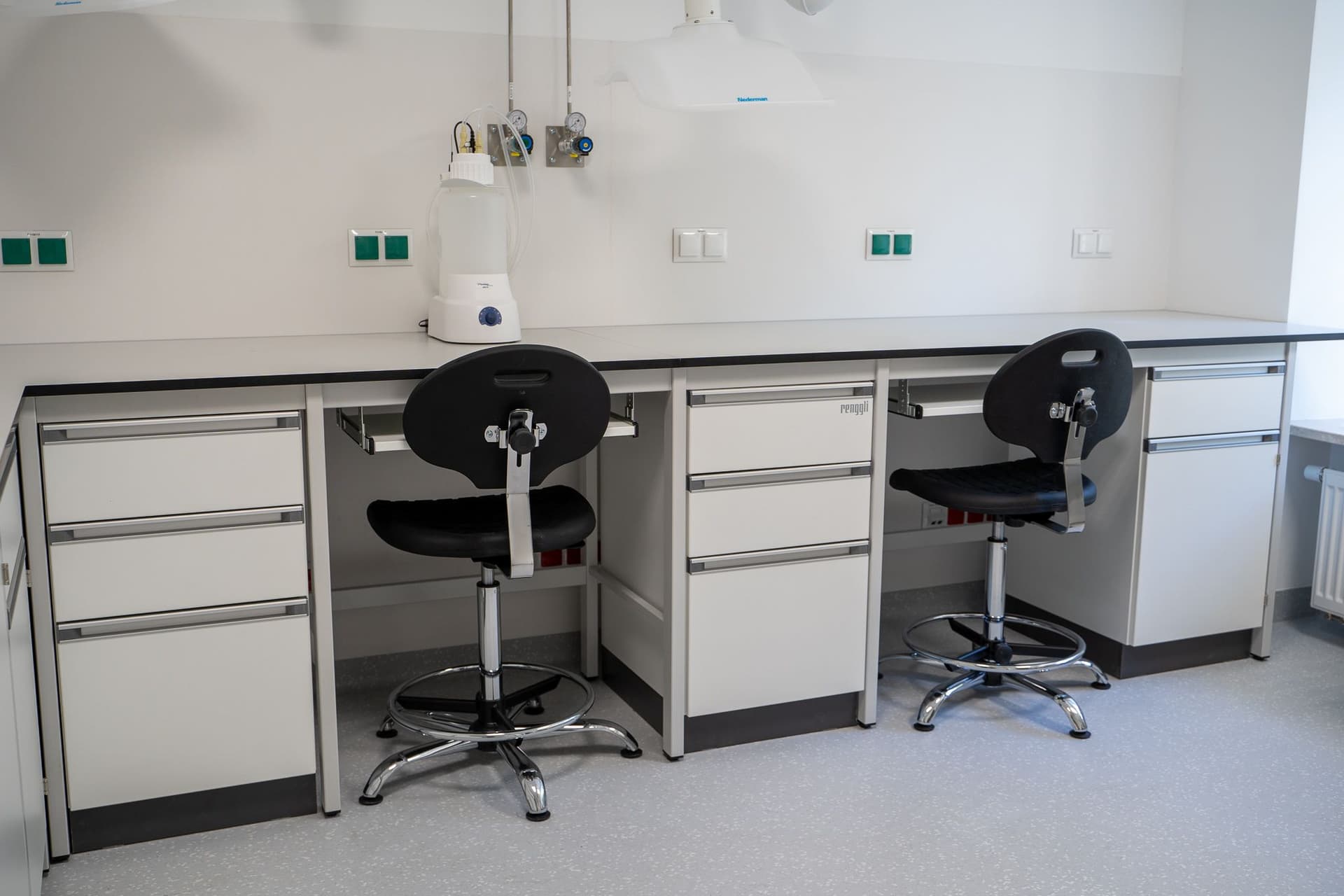 Stainless steel worktops in the laboratory - when are they the best choice?