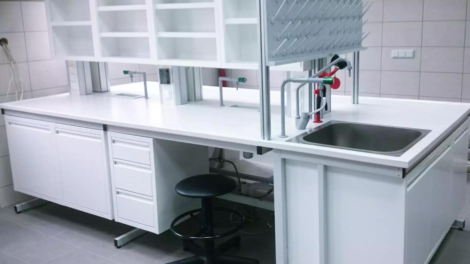Laboratory sink: how to choose the size and design the chamber depth?