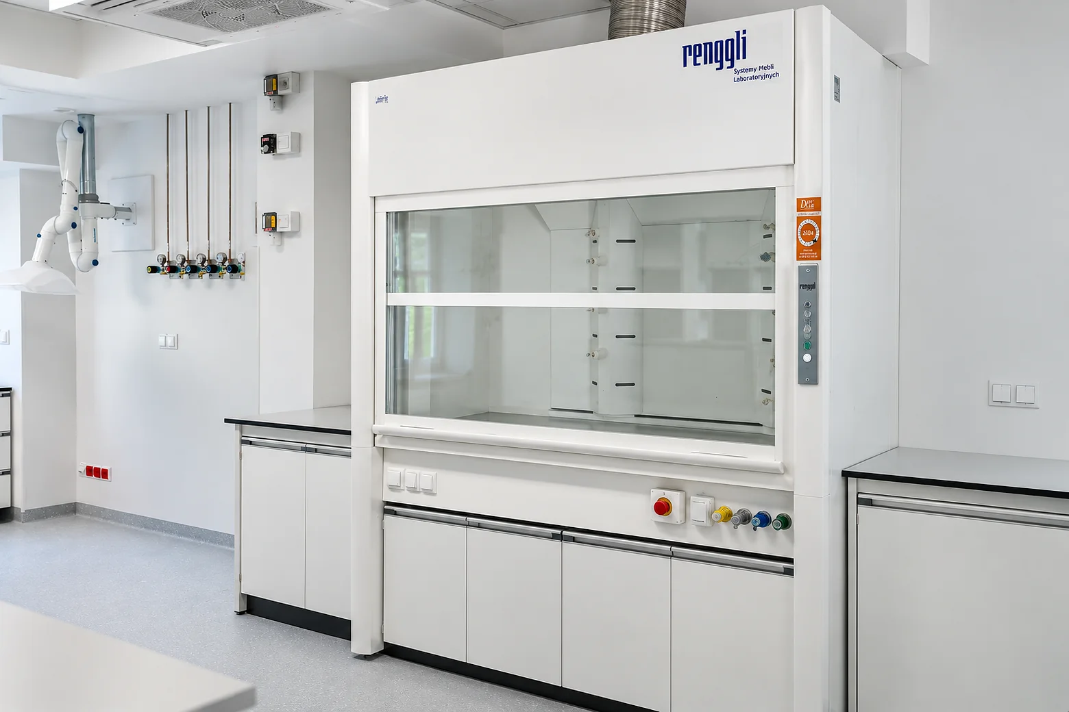 Dygestorium laboratoryjne Renggli z przesuwną szybą i panelem sterowania w laboratorium