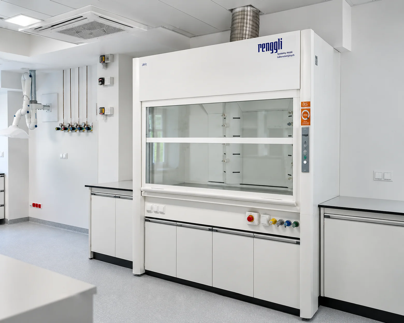 Dygestorium laboratoryjne Renggli z przesuwną szybą i panelem sterowania w laboratorium