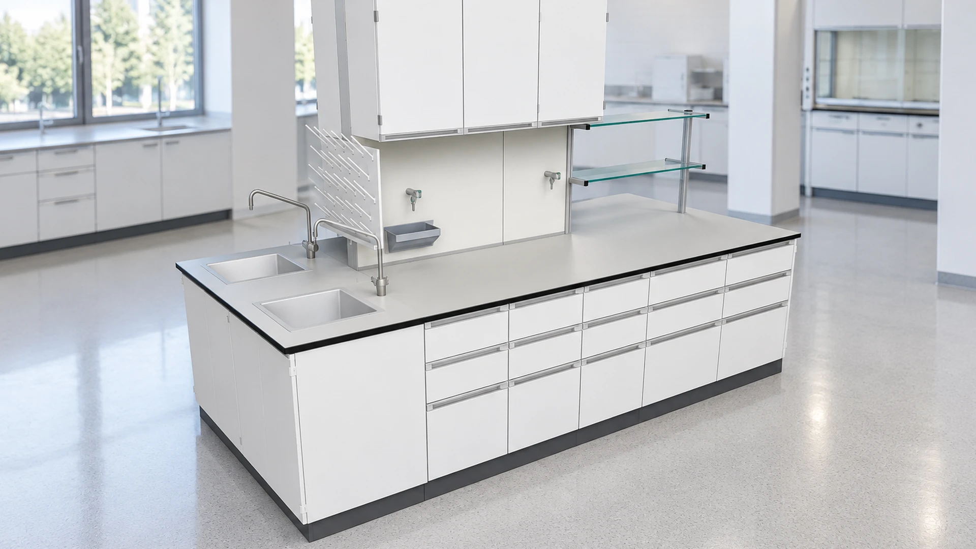 Wyspa laboratoryjna Renggli RL5 ze zlewem, szufladami i szafkami wiszącymi w jasnym laboratorium